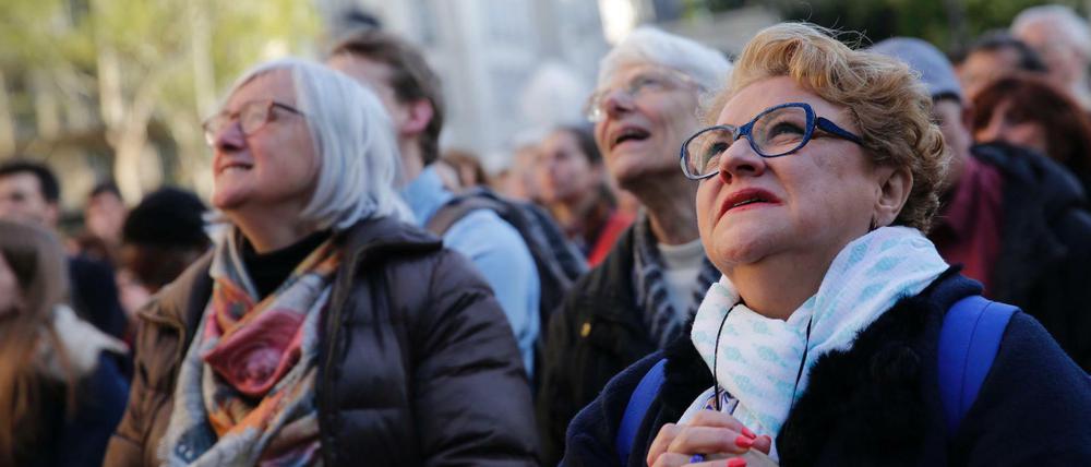 Betende Menschen nehmen an der Chrisammesse in der zweitgrößten Pariser Kirche Saint-Sulpice teil.