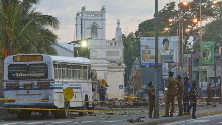 Sri Lanka, Colombo: Sicherheitskräfte sperren eine Straße ab. Zwei Tage nach der Serie von Selbstmordanschlägen auf Kirchen und Hotels in Sri Lanka ist die Zahl der Todesopfer auf 310 gestiegen.