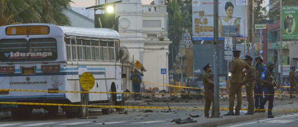 Sri Lanka, Colombo: Sicherheitskräfte sperren eine Straße ab. Zwei Tage nach der Serie von Selbstmordanschlägen auf Kirchen und Hotels in Sri Lanka ist die Zahl der Todesopfer auf 310 gestiegen.