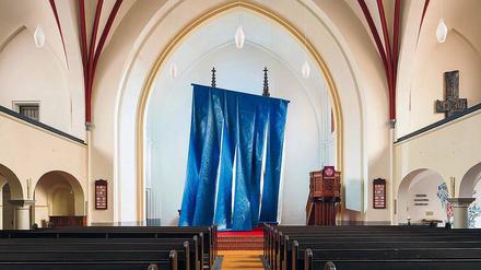 Ursula Sax' Fastentuch in der Paul-Gerhardt-Kirche verhüllt noch bis Ostern Jesus am Kreuz.