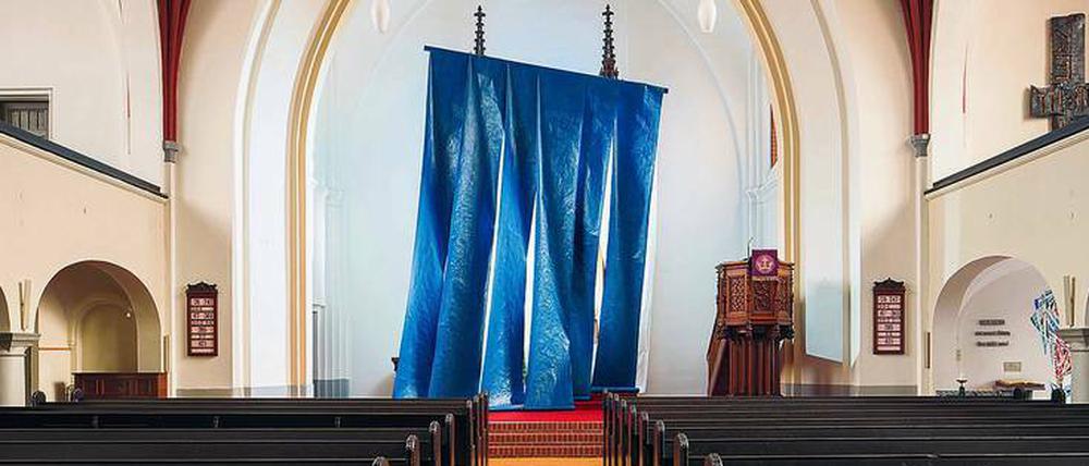 Ursula Sax' Fastentuch in der Paul-Gerhardt-Kirche verhüllt noch bis Ostern Jesus am Kreuz. 