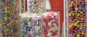 Auch Schokolinsen enthalten den weißen Farbstoff Titandioxid.