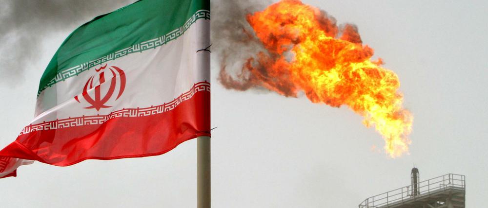 Eine Gasfackel auf einer Borplattform im Persischen Golf. Irans Wirtschaft ist auf Einnahmen aus Ölgeschäften dringend angewiesen. 