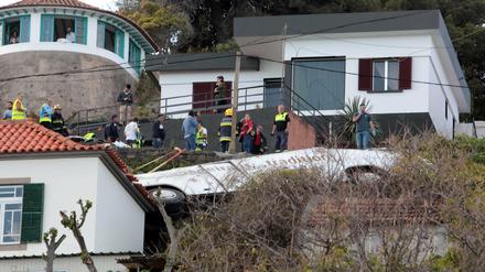 Busunglück auf Madeira: Helfer an der Unfallstelle 