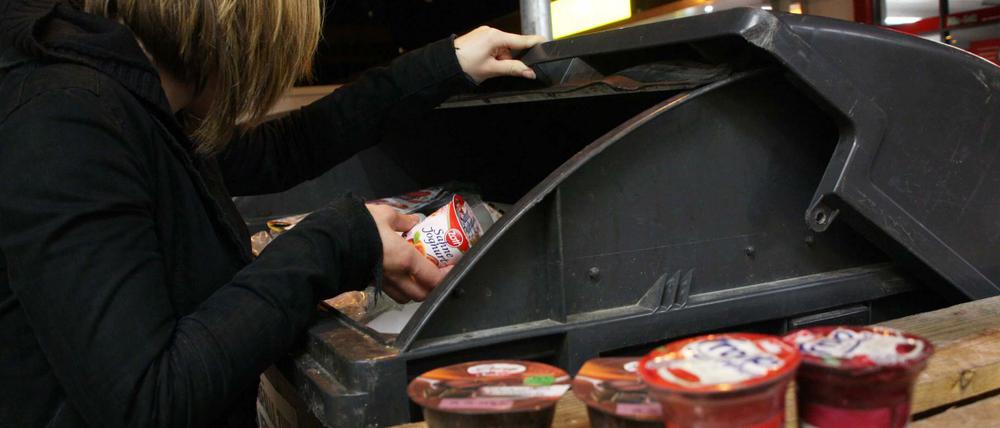 Legal oder illegal? Die Suche nach brauchbaren Lebensmitteln im Abfall eines Supermarkts