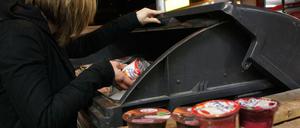 Legal oder illegal? Die Suche nach brauchbaren Lebensmitteln im Abfall eines Supermarkts