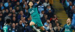 Ich heb' ab. Und nichts hält Tottenhams Stürmer Son Heung-min am Boden.