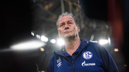 Machtlos. Schalke-Trainer Huub Stevens hat bisher keine Argumente geliefert.