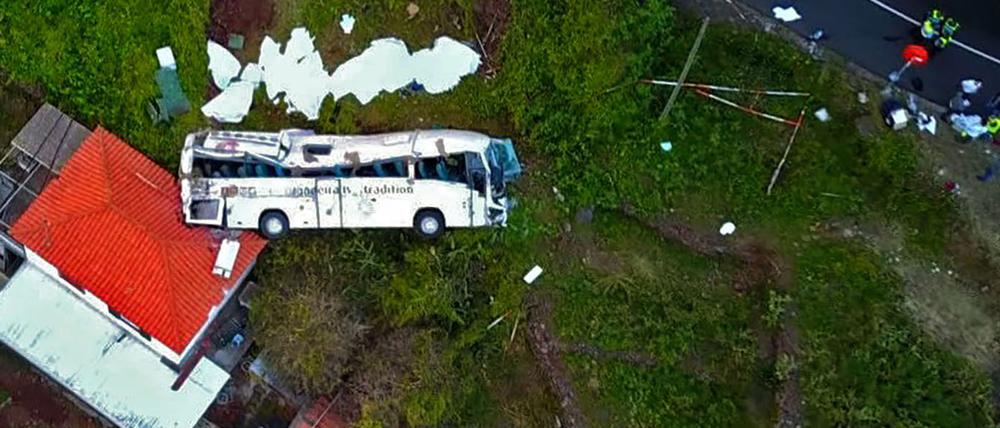 Sturz auf ein Wohnhaus: Der Bus überschlug sich und stürzte mehrere Meter eine Böschung hinunter.