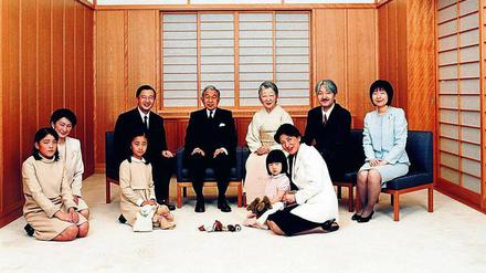 Das offizielle Foto von 2004 zeigt Kaiser Akihito und Kaiserin Michiko mit dem künftigen Kaiserpaar Naruhito (li.) und Masako (re. vorn).
