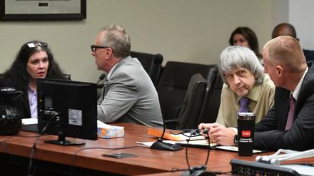 David Turpin (2.v.r) und seine Frau Louise (l) sprechen am Freitag mit ihren Anwälten während einer Verurteilungsanhörung.