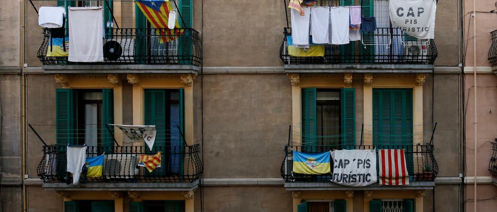 Keine Wohnungen für Touristen, fordern Aktivisten auf ihrem Banner angesichts steigender Mietpreise in Barcelona.