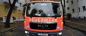 Löschfahrzeug der Berliner Feuerwehr bei einem Einsatz in Berlin-Treptow.