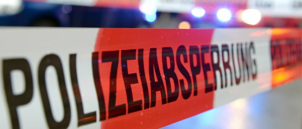 Ein Flatterband mit der Aufschrift "Polizeiabsperrung" - Symbolbild.