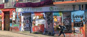 Das ehemalige Wohnprojekt Liebigstraße 14 in Berlin Friedrichshain. Die Bewohnerinnen der Liebig 34 harren dagegen bis heute aus.