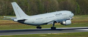 Die Sondermaschine der Bundeswehr mit den Verletzten des Busunglücks von Madeira landet in Köln. 
