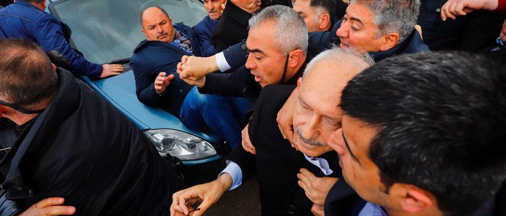 Der CHP-Politiker Kemal Kilicdaroglu (2. von rechts) wird nach dem Angriff von Leibwächtern geschützt.