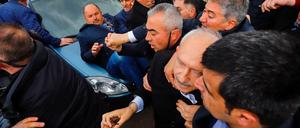 Der CHP-Politiker Kemal Kilicdaroglu (2. von rechts) wird nach dem Angriff von Leibwächtern geschützt. 
