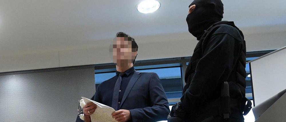 Der ehemalige „Mister Germany” Adrian Ursache spricht im Landgericht vor Prozessbeginn im Gerichtssaal mit Journalisten. (Archivbild 2017)