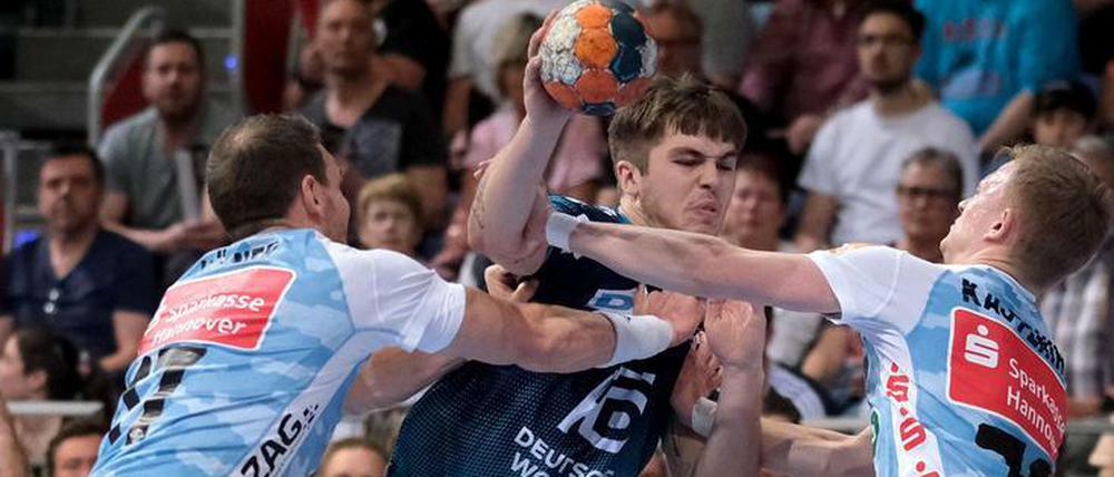 Platz da! Berlins Jacob Tandrup Holm lässt sich auch von zwei Gegenspielern nicht aufhalten.