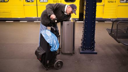 In Berlin müssen sich viele Menschen ihr Einkommen mit Flaschensammeln aufbessern.