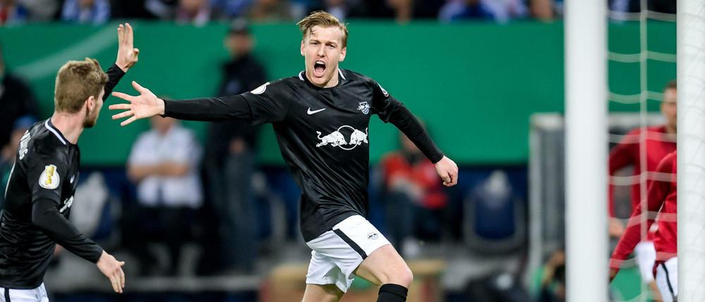Oben und unten: Leipzigs Emil Forsberg jubelt mit Timo Werner (links), HSV-Torwart Julian Pollersbeck ist am Boden.