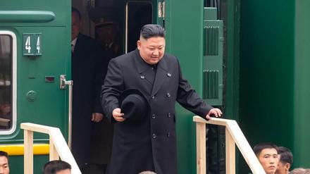 Angekommen in Russland: Kim Jong Un entsteigt seinem Sonderzug.