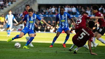 Mathew Leckie versucht es mit diesem Schuss. Aber auch der Australier in Diensten von Hertha BSC hatte gegen Hannover keinen guten Tag erwischt.