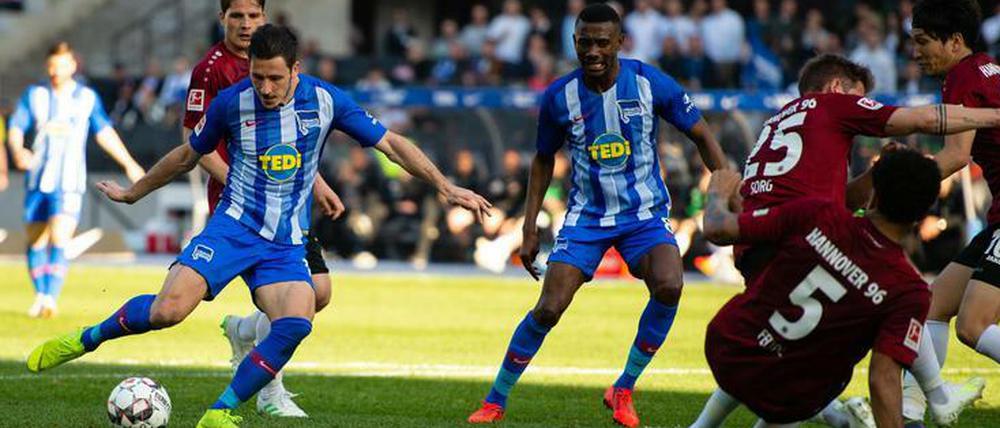 Mathew Leckie versucht es mit diesem Schuss. Aber auch der Australier in Diensten von Hertha BSC hatte gegen Hannover keinen guten Tag erwischt.