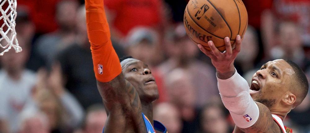 Für Dennis Schröder (l., gegen Portlands Damian Lillard) ist die Saison beendet. 