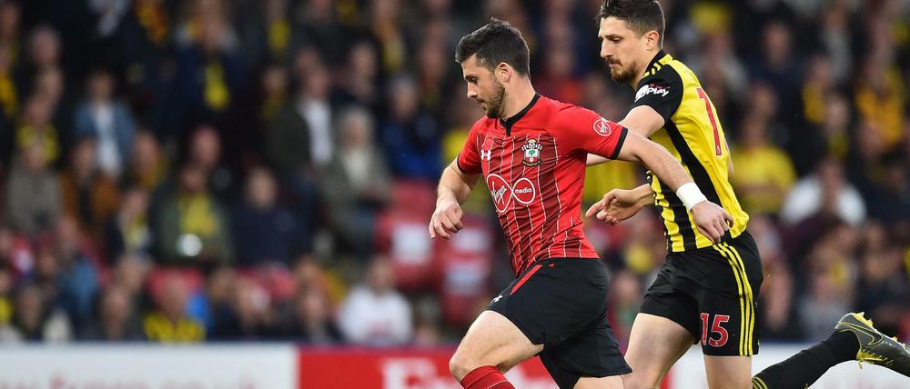 Auf dem Weg zum Rekord. Shane Long (l.) sprintet aufs gegnerische Tor zu.