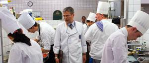 Kein Arbeitsplatz, der Reichtum verspricht: Nachwuchsköche in einer Küche. 