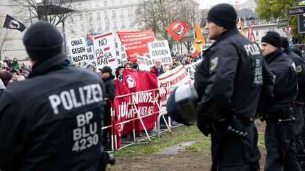 Teilnehmer einer Demonstration des "Bündnisses gegen Rechts" stehen mit Bannern und Plakaten vor dem Hamburger Bahnhof Dammtor. Sie demonstrierten gegen eine laut Verfassungsschutz von Rechtsextremen organisierte Kundgebung.