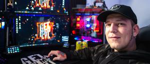 Niedersachsen, Buxtehude: Marcel Eris, YouTuber, sitzt in seinem Arbeitszimmer am Tisch vor Computermonitoren.