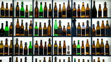 Die Deutschen geben Milliarden für Bier und -mixgetränke aus.