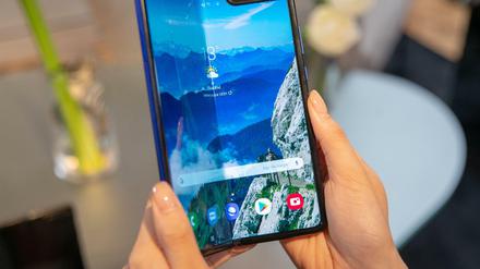 Ein Serienmodell des Samsung Galaxy Fold Tablet-Smartphone bei einer Präsentation zu sehen. 