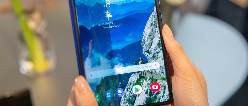 Ein Serienmodell des Samsung Galaxy Fold Tablet-Smartphone bei einer Präsentation zu sehen.