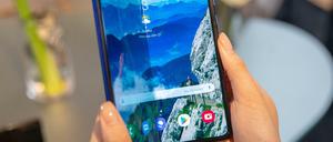 Ein Serienmodell des Samsung Galaxy Fold Tablet-Smartphone bei einer Präsentation zu sehen. 