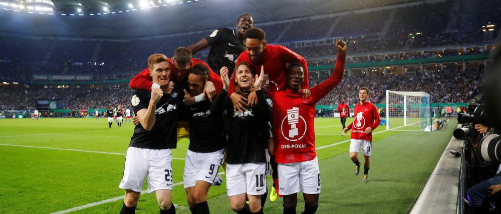 Leipzigs Spieler bejubeln den Einzug ins Pokalfinale.