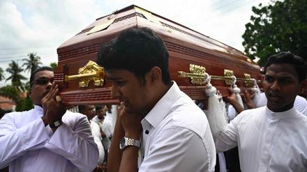 Angehörige beerdigen Opfer der Anschläge auf Sri Lanka.