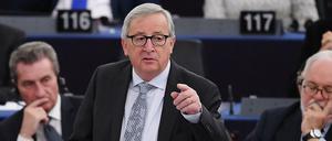 Jean-Claude Juncker kämpft gegen Fake News im Internet. (M) spricht im Europaparlament. 