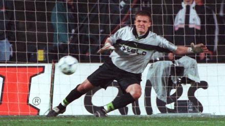 Ausgeguckt. Bremens Torhüter Frank Rost (r.) hält im Pokalfinale 1999 den entscheidenden Elfmeter von Bayerns Lothar Matthäus.