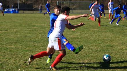 Ein Bein stellen. SV Tasmania, hier in blau gegen TuS Makkabi, will an die Berlin-Liga-Spitze.