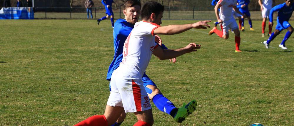 Ein Bein stellen. SV Tasmania, hier in blau gegen TuS Makkabi, will an die Berlin-Liga-Spitze.