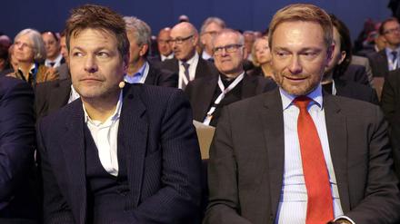 Schielt auf die Grünen: FDP-Chef Christian Lindner sitzt neben dem Grünen-Vorsitzenden Robert Habeck.
