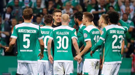 Belagert. Nach dem Elfmeterpfiff diskutieren die Bremer mit Schiedsrichter Daniel Siebert.