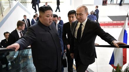 Russlands Präsident Wladimir Putin und Nordkoreas Machthaber Kim Jong Un fahren auf dem Campus der Fernöstlichen Universität in Wladiwostok mit der Rolltreppe.