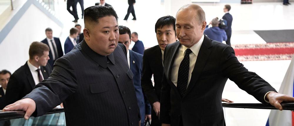 Russlands Präsident Wladimir Putin und Nordkoreas Machthaber Kim Jong Un fahren auf dem Campus der Fernöstlichen Universität in Wladiwostok mit der Rolltreppe.