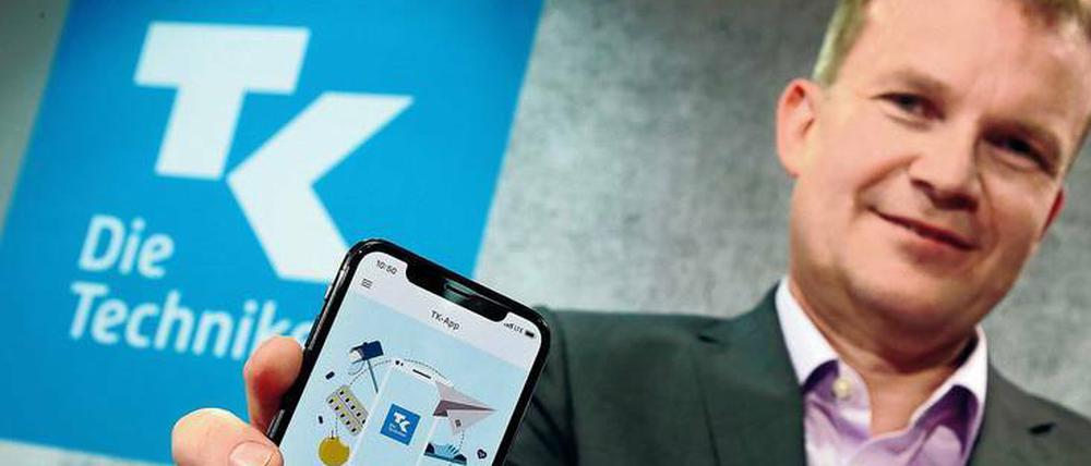 So sieht das aus. Jens Baas, Chef der Techniker Krankenkasse, präsentiert eine App zum Start der „Elektronischen Gesundheitsakte“.