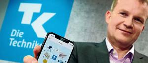 So sieht das aus. Jens Baas, Chef der Techniker Krankenkasse, präsentiert eine App zum Start der „Elektronischen Gesundheitsakte“. 